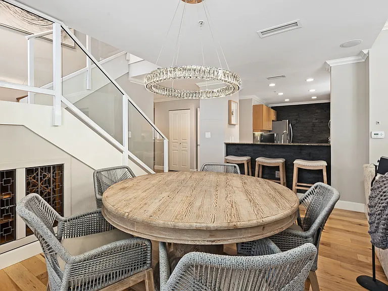300 W Beech St #3 — Photo 27