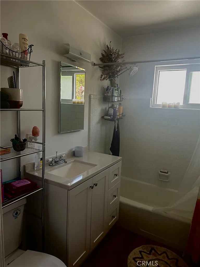 2 bed, 950 sqft, $3,600 — Photo 3
