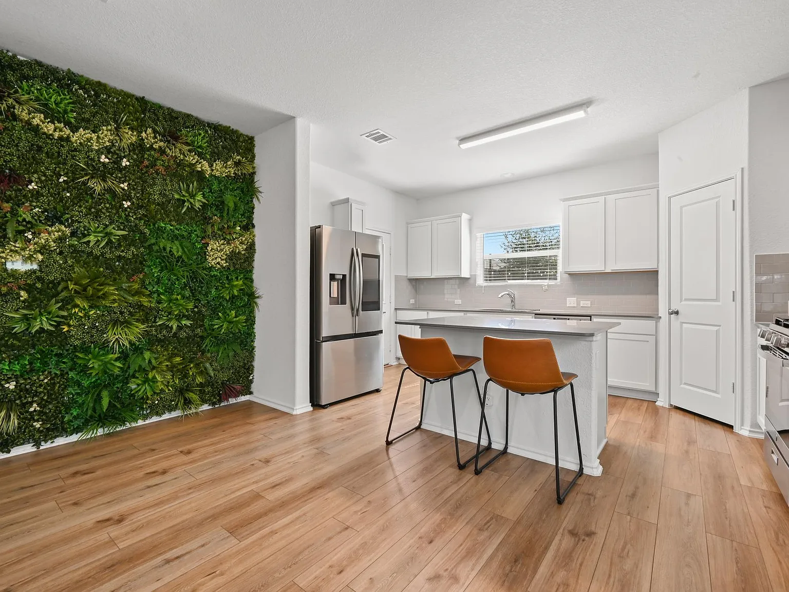 4 bed, 3.5 bath, 2395 sqft, $2,700 — Photo 2