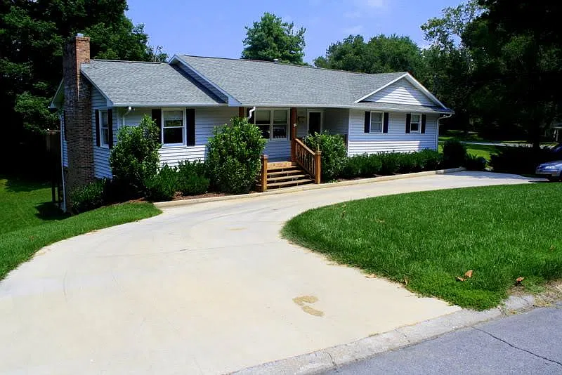 502 Ravenwood Dr — Photo 1