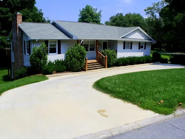 502 Ravenwood Dr, Johnson City, TN 37604
