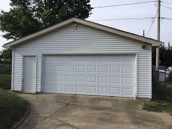 3rd image of 1016 S Parkview Cir