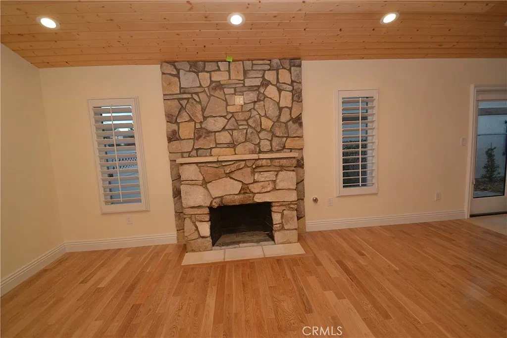 2 bed, 1044 sqft, $3,799 — Photo 2