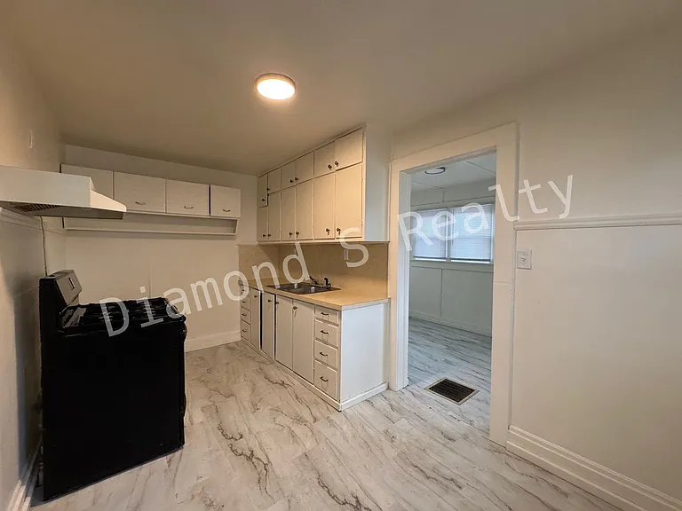 2711 W Olive St — Photo 4