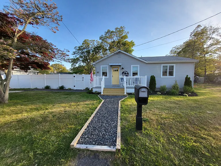 82 Warwick Rd — Photo 3