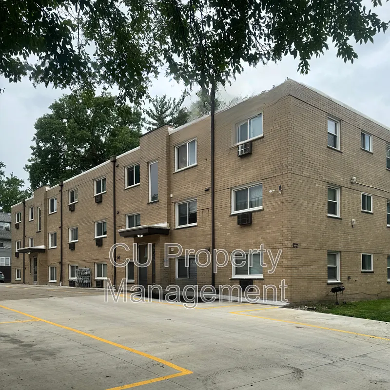 2 bed, 1.0 bath, $950 — Photo 2
