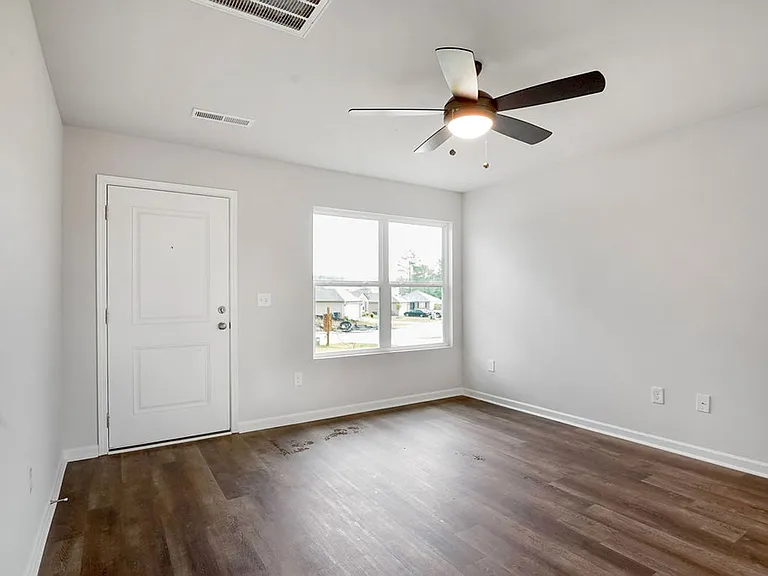 813 Ashford Dr — Photo 4