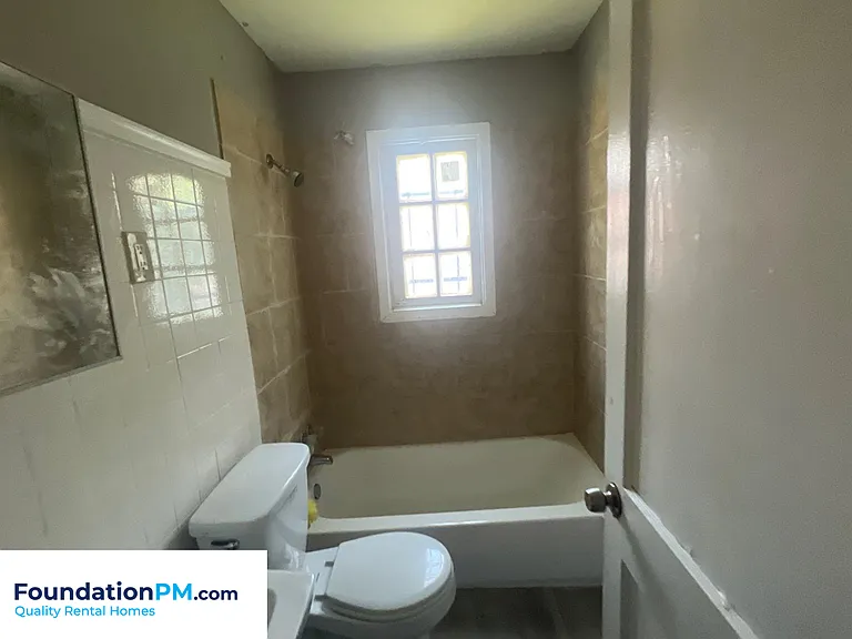 2332 E Warren St — Photo 10