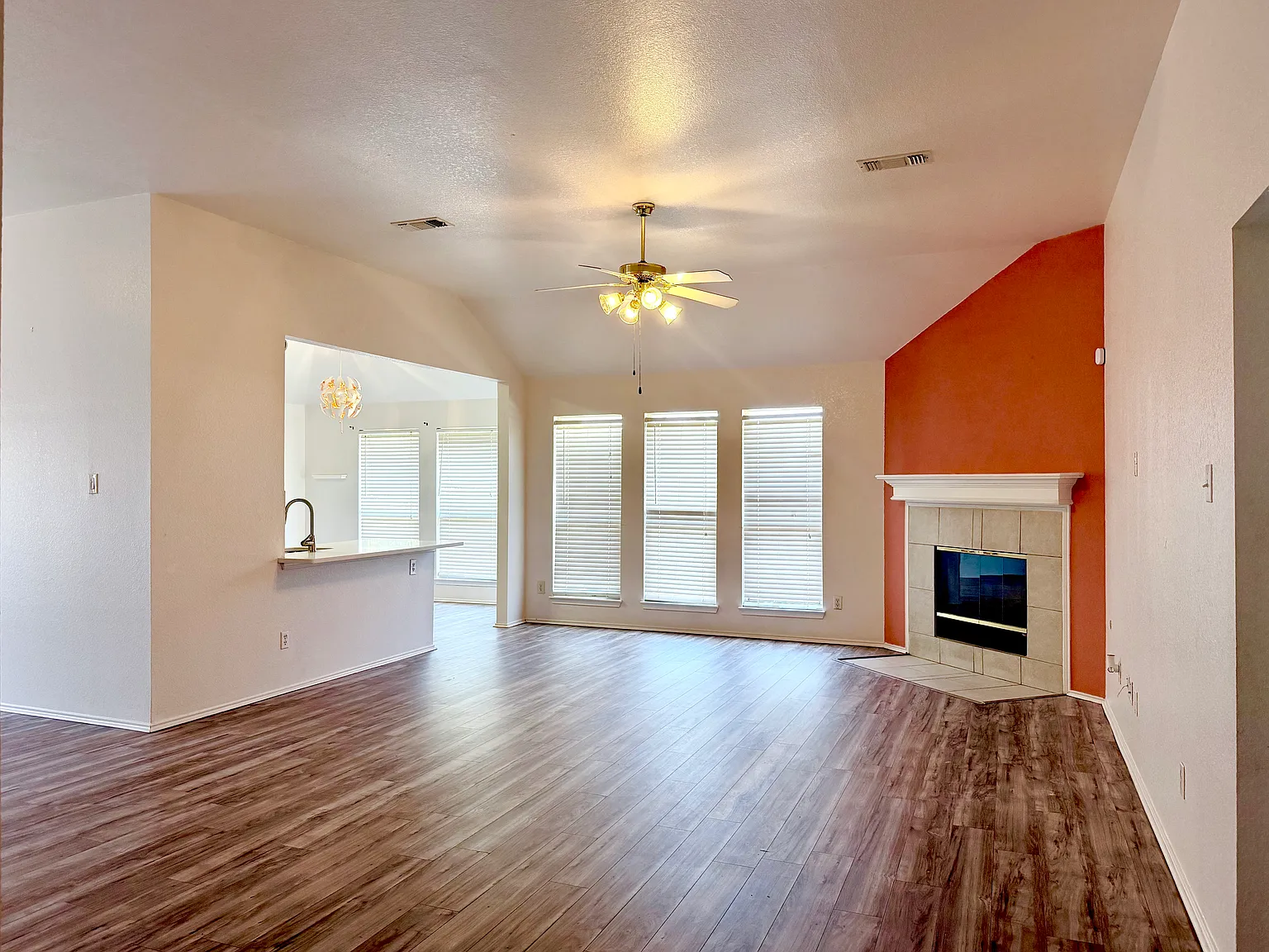 3 bed, 1801 sqft, $2,350 — Photo 2