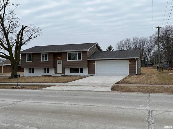 206 S 5th St, Eldridge, IA 52748