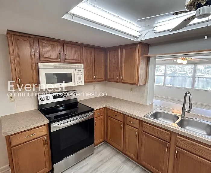 7810 Cayuga Dr — Photo 4