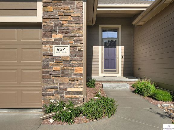 5th image of 934 S 198th St