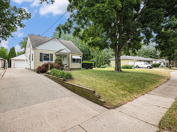 3rd image of 2502 De Laat Ave SW
