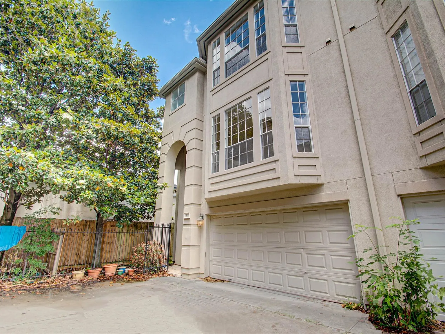 3 bed, 3.5 bath, 2213 sqft, $3,200 — Photo 2
