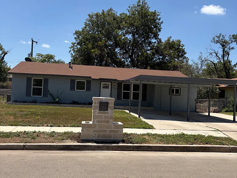 10902 Lazy Oaks Dr — Photo 2