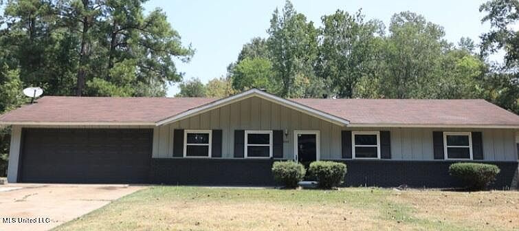 1st image of 3240 Longwood Dr