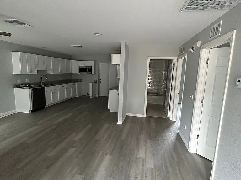 895 S 7th Ave — Photo 2