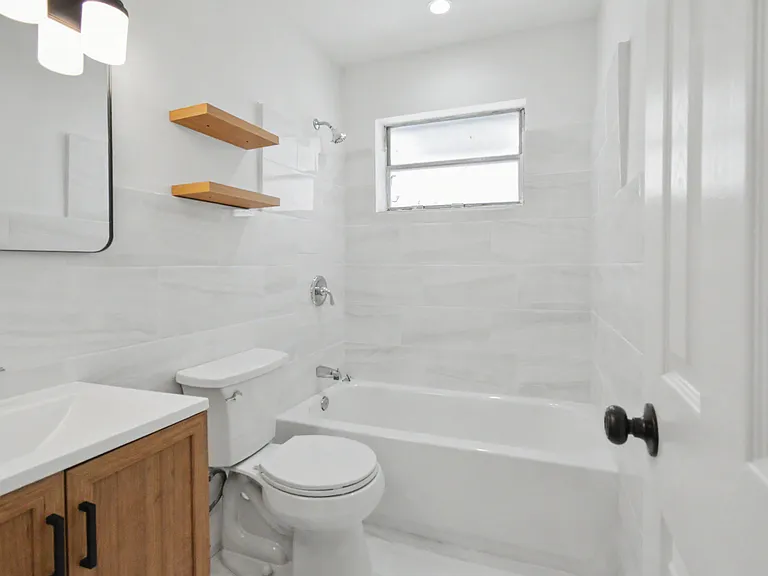 411B NE 57th Ct — Photo 5