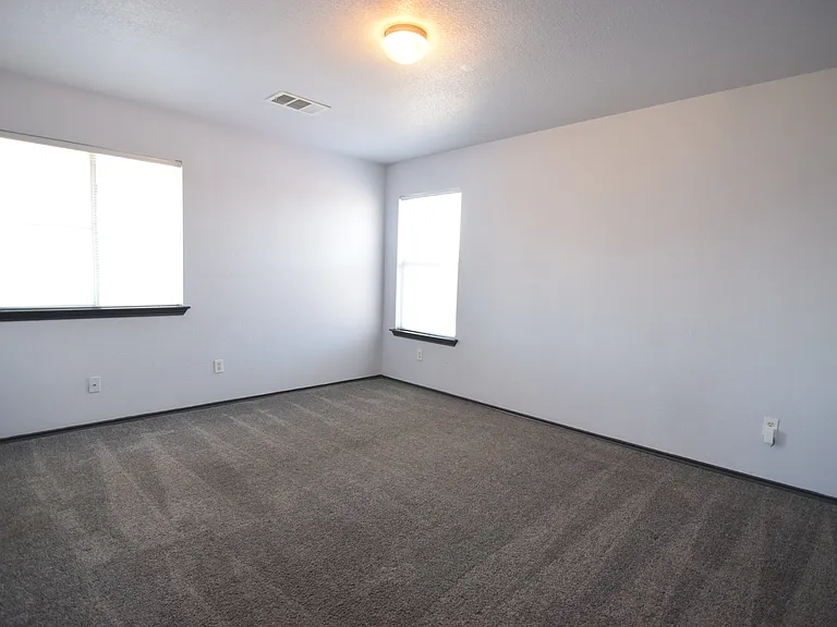 4903 Golden Gate Dr — Photo 11