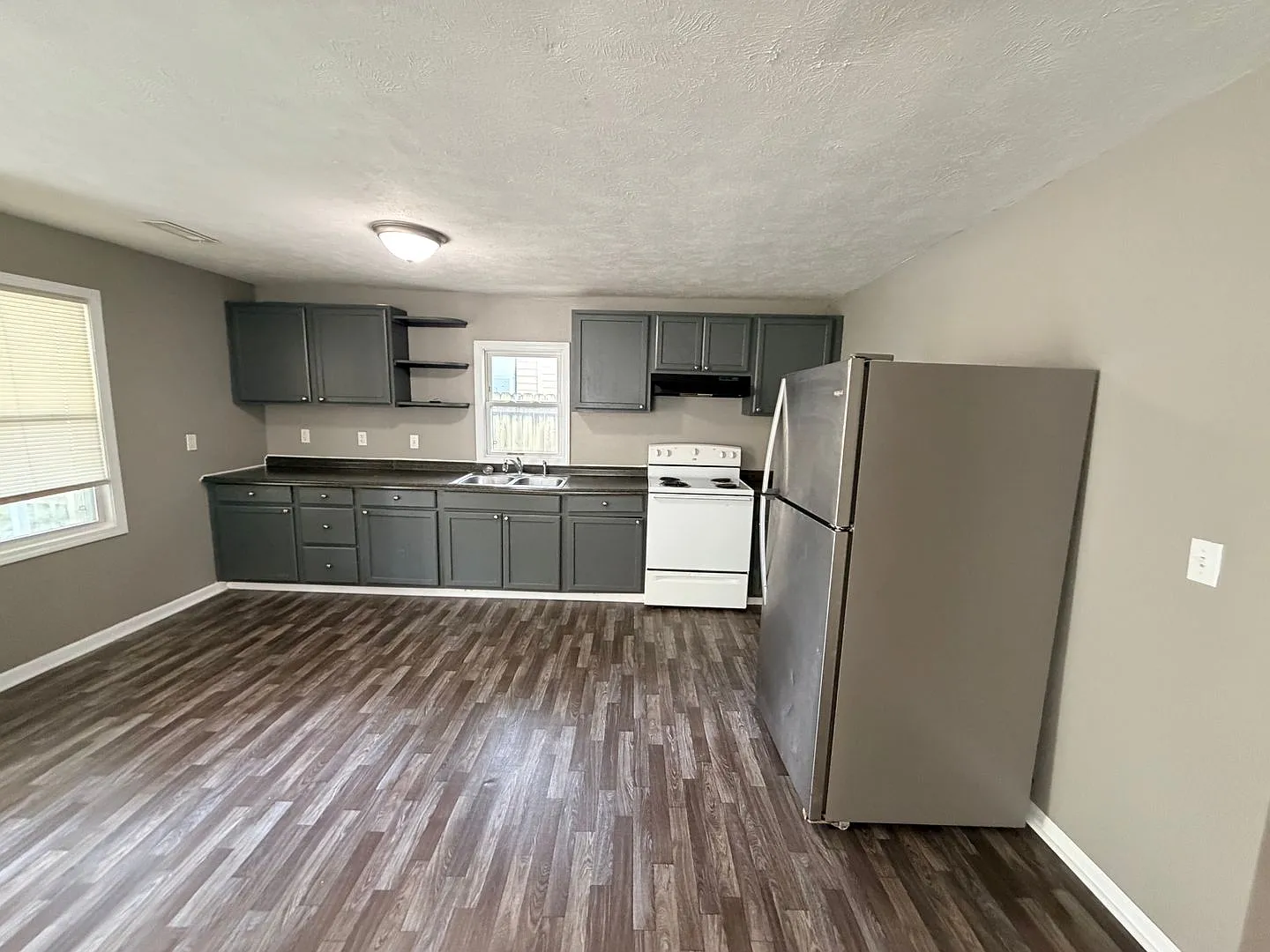 3 Bedroom 2 Bathrooms With Fully Fenced In Yard Available Now — Photo 3