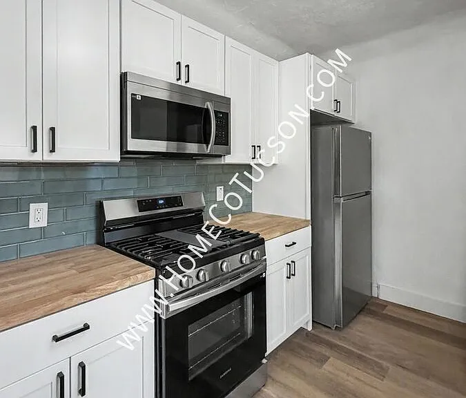 1812 E 9th St — Photo 11