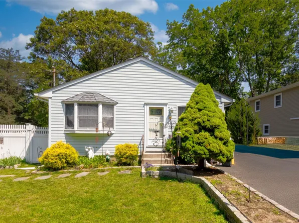 85 Ferndale Avenue, Selden, NY 11784