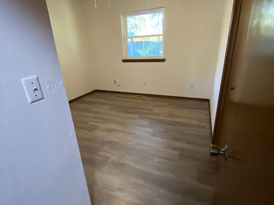 1st image of 937 W Churchill Way