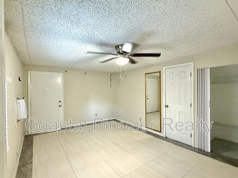 2106 N Himes Ave #4 — Photo 3