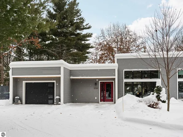 8906A Manhattan N, Traverse City, MI 49685