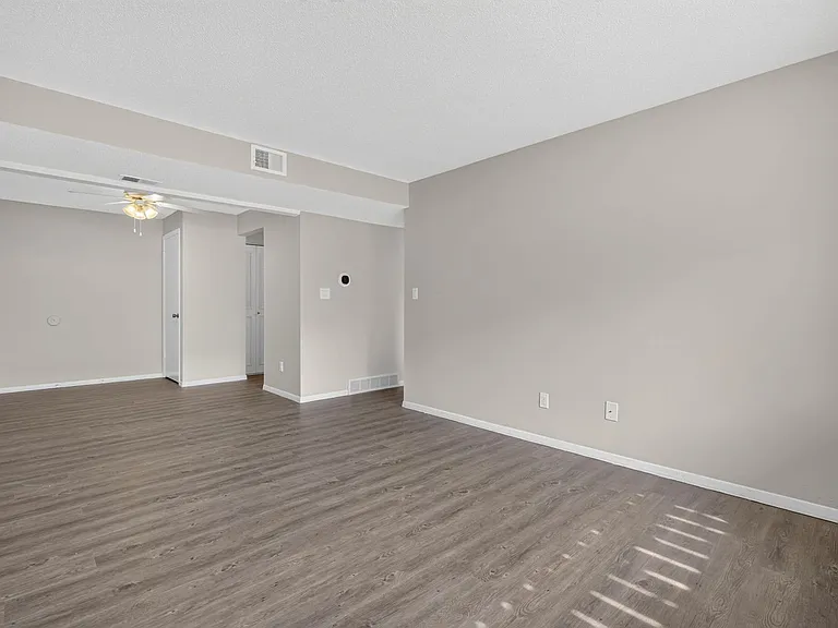 Hollow Hills Apartments — Photo 50