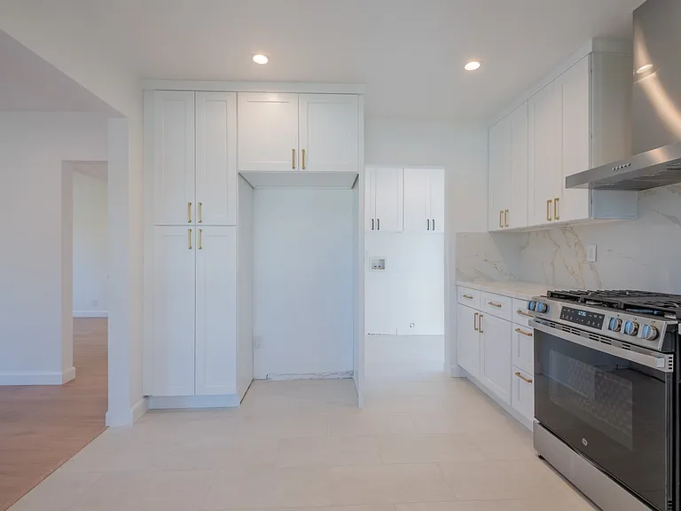 14418 Martha St — Photo 7