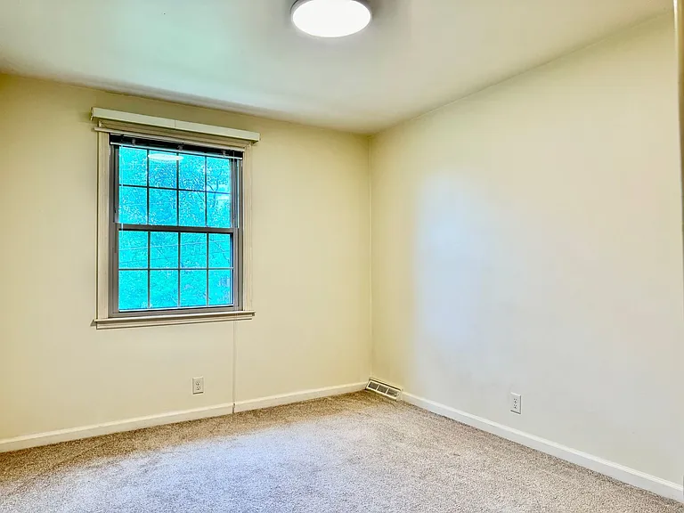 214 London Ln — Photo 16