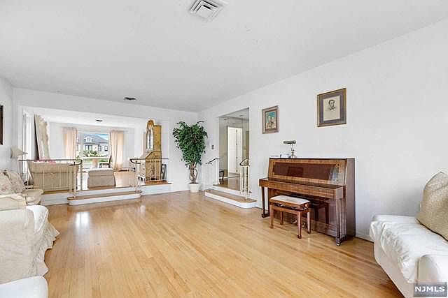 1st image of 1090 Arcadian Way