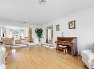 1090 Arcadian Way, Fort Lee, NJ 07024