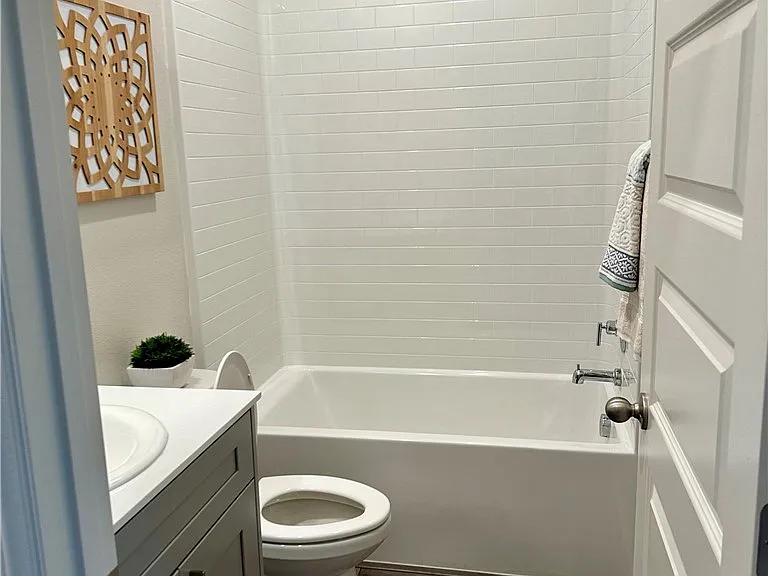 221 N Vincent Ave — Photo 21