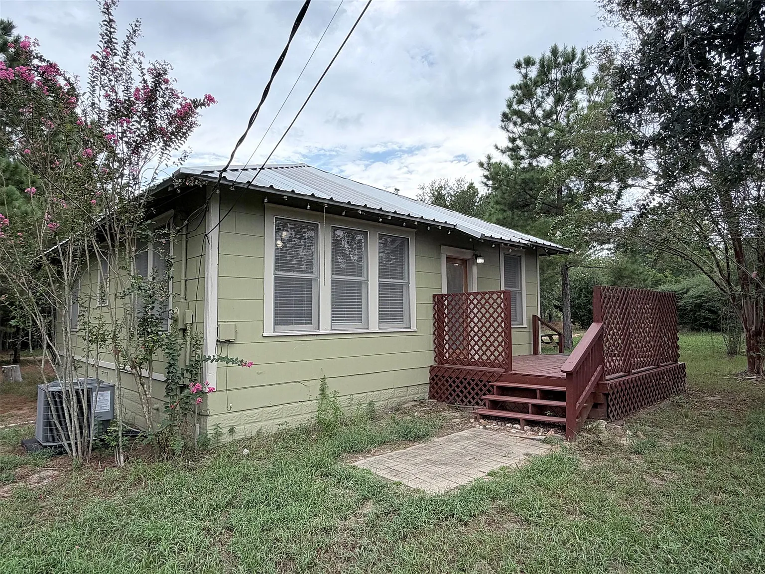3 bed, 1.0 bath, 858 sqft, $1,800 — Photo 2