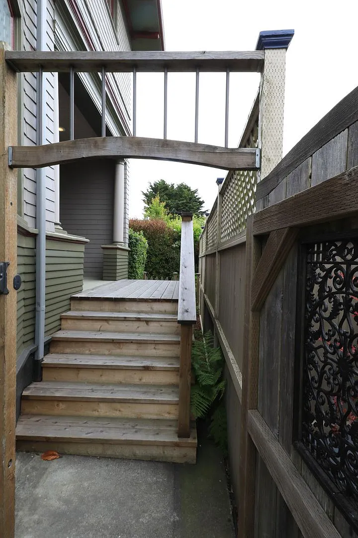 Spacious Updated Victorian Apartment, some utilities included — Photo 2