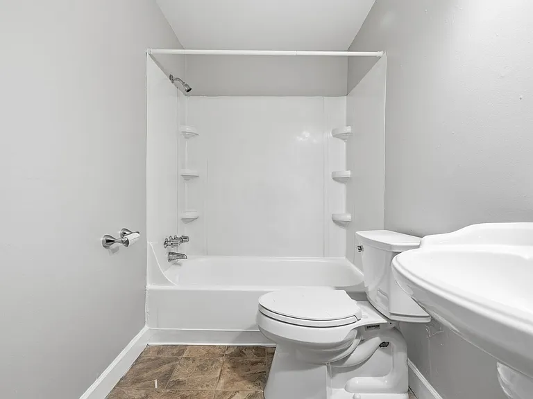 Balsam Avenue Apartments - The Courts — Photo 25