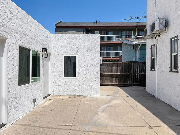 1001 E 5th St — Photo 12
