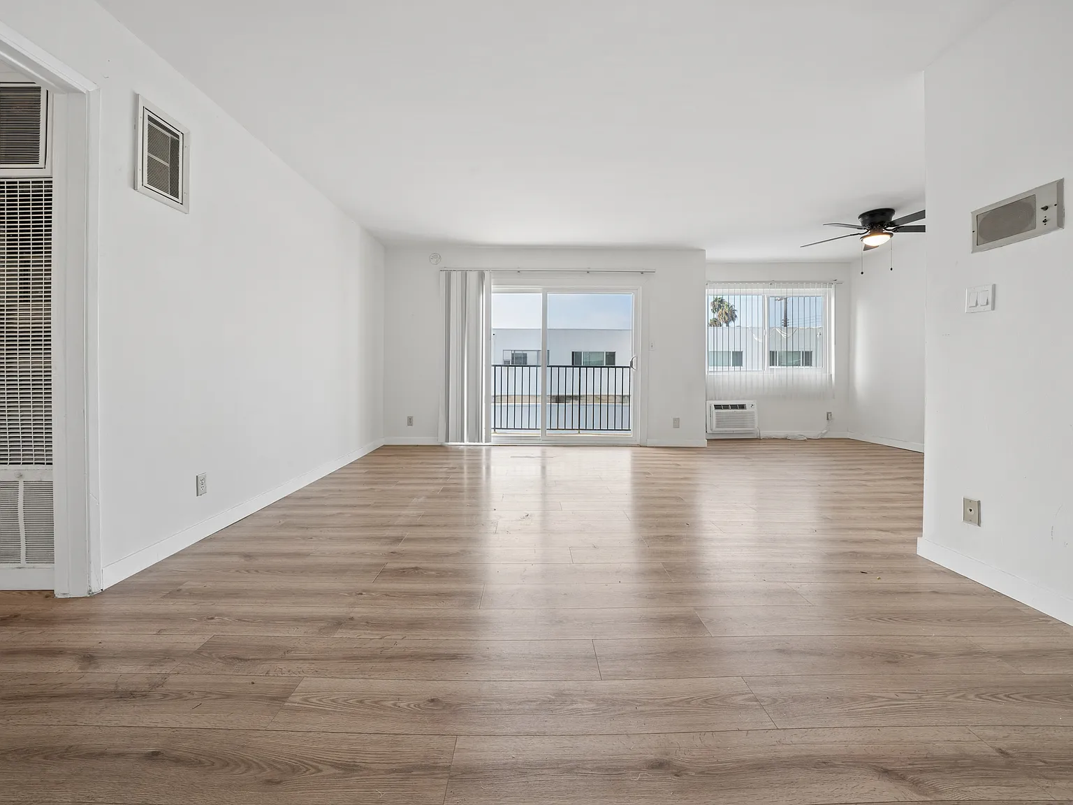 2 bed, 850 sqft, $2,300 — Photo 3