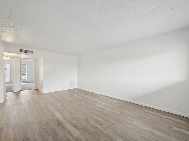 Lennox Court Apartments — Photo 19