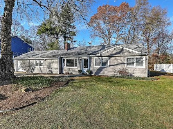17 Sherwood Ln, Barrington, RI 02806