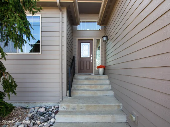 986 Mustang Ave, Dickinson, ND 58601