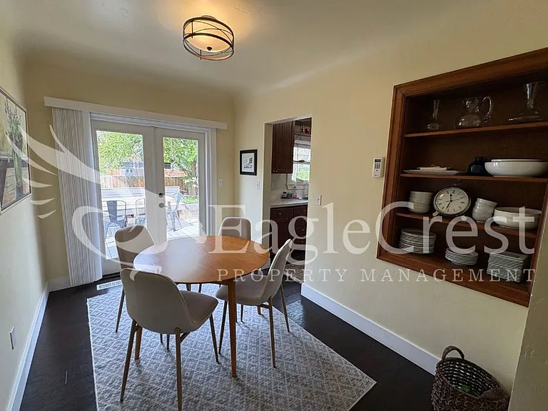 1031 N Clinton St — Photo 12