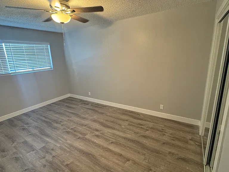 Lawrence Arms Apartments — Photo 18
