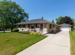 818 Green Tree Rd, West Bend, WI 53090