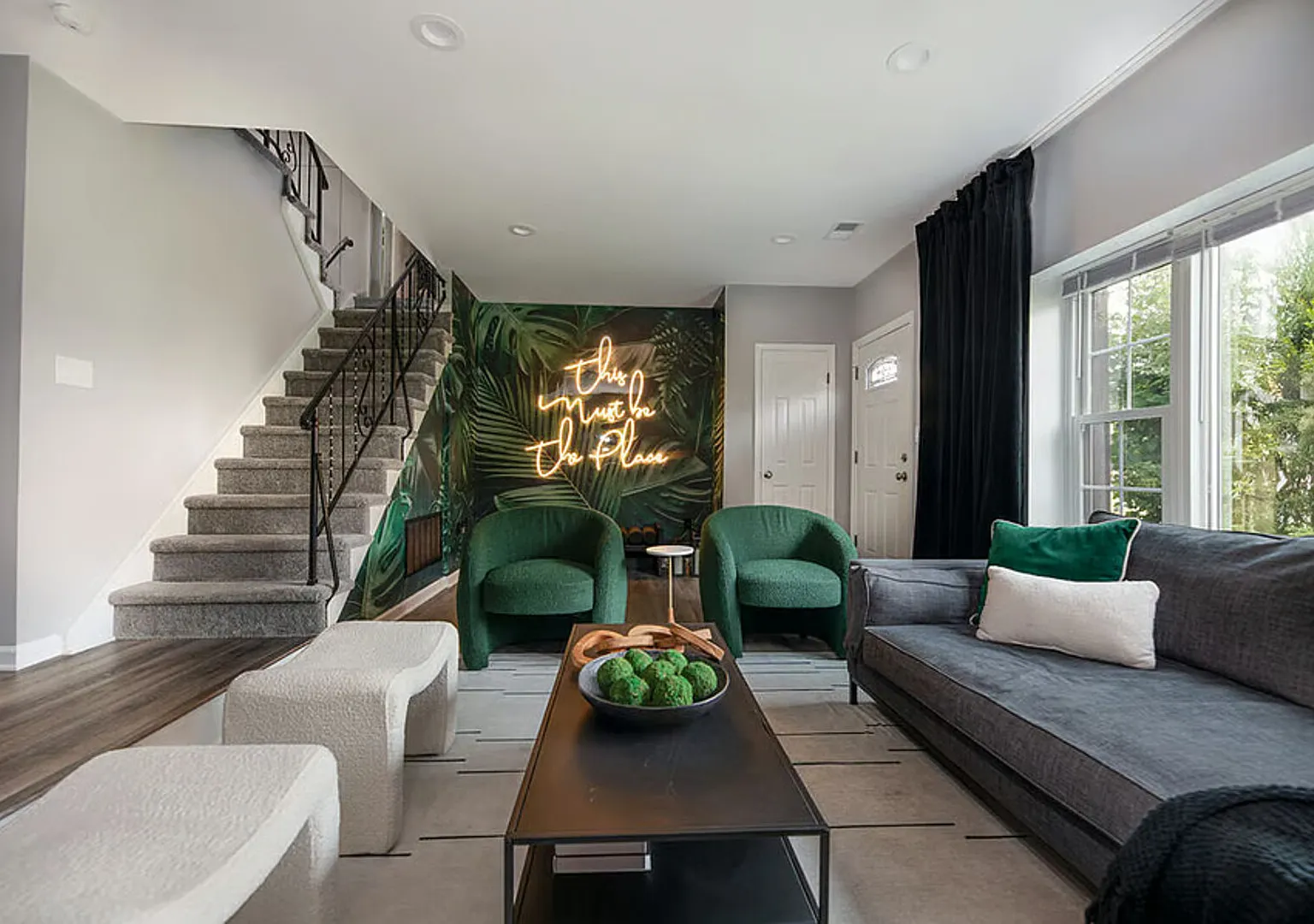 Luxury Short Term Rental for Traveling Professionals — Photo 1