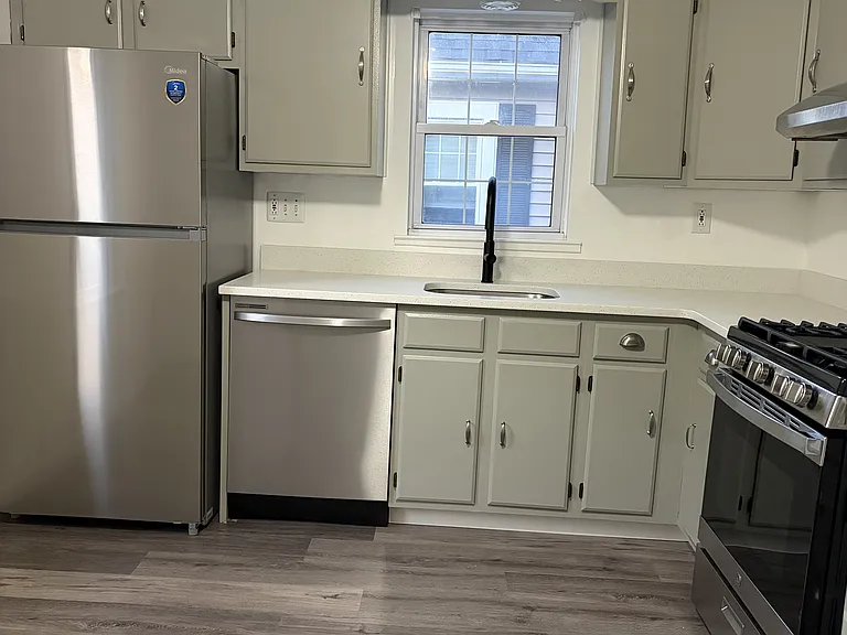 34 Evergreen Ave #B — Photo 7