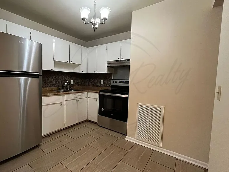 555 N Dupont Ave #B42 — Photo 5