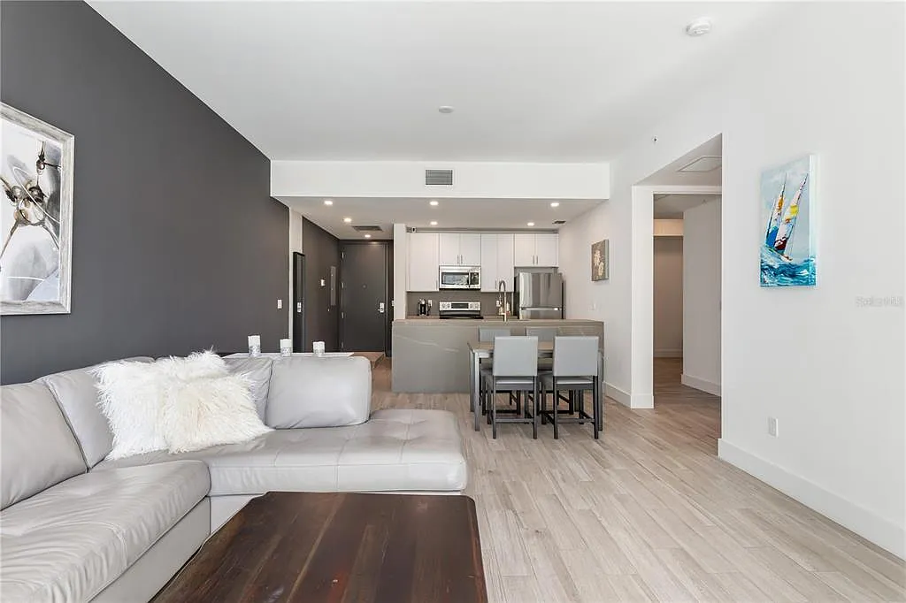 2 bed, 1.0 bath, 967 sqft, $3,200 — Photo 4